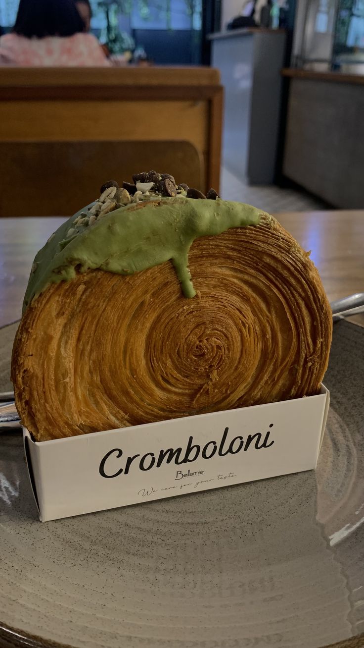 Crombologni Matcha & Cheese